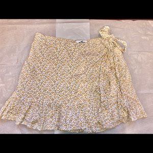 Hollister ultra high rise ruffle-hem wrap skort